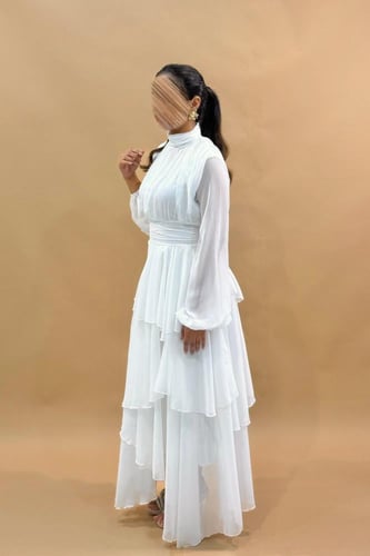 فستان محتشم بطبقات من الشيفون