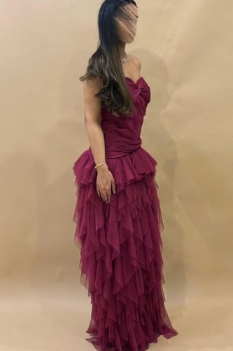 فستان ناعم بطبقات من التل