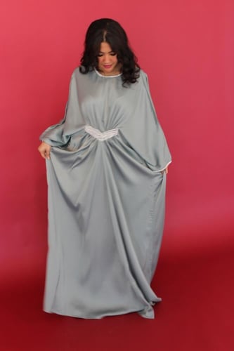 جلابية طويلة بتصميم كسرات ومطرزة بالخرز