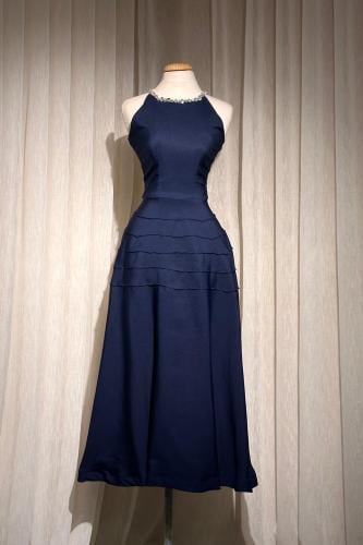 فستان ميد ناعم بتصميم مموج