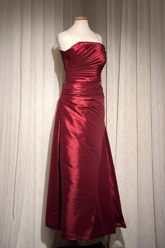 فستان سهرة بقصة مائلة وكسرات مموجة