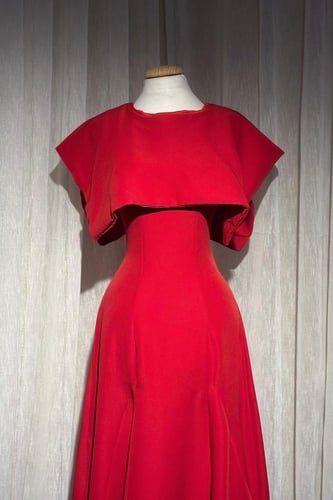 فستان ناعم بطبقة عند الصدر وقصة مموجه من الاسفل