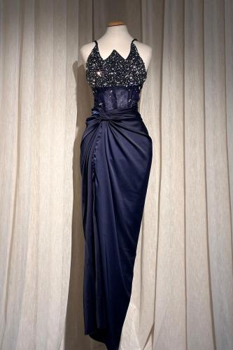 فستان سهرة بتطريز لامع وقصة زم مميزة