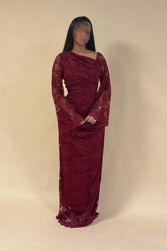 فستان دانتيل طويل بأكمام طويلة