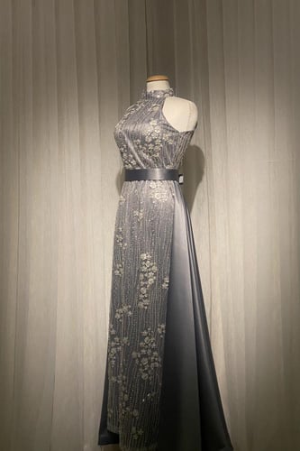 فستان سهرة بدون اكمام مطرز بتصميم الزهور المميز مع...