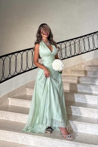 فستان تفاحي ناعم بكسرات وبياقة هالتر