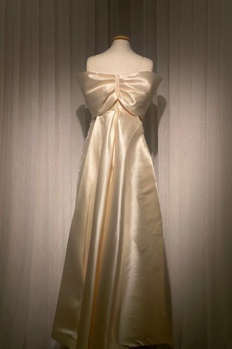 فستان سهرة بدون اكمام مطرز بالفصوص وبذيل وقصة مميز...