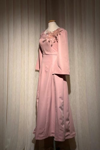 فستان ناعم مزين بالورد بأكمام طويلة