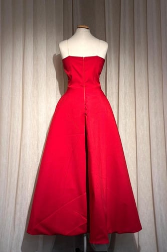 فستان سهرة بتطريز وكسرات من الاعلى