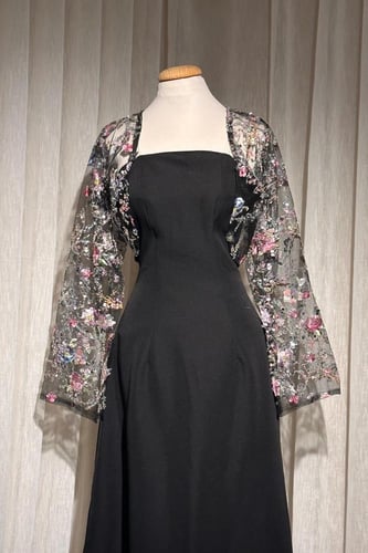 فستان ناعم بأكمام طويلة مطرزة