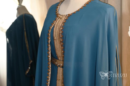 جلابية ناعمة برقبة دائرية وحزام مطرز عند الخصر