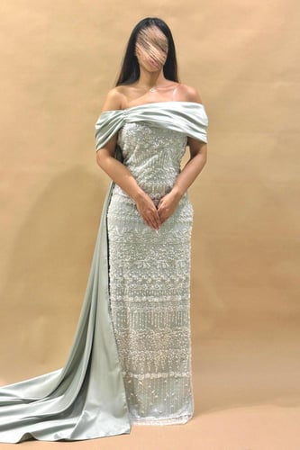 فستان سهرة مطرز بذيل طويل