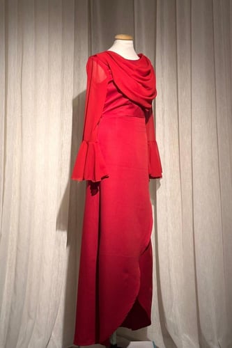 فستان ناعم بأكمام طويلة وبقصة مميزة