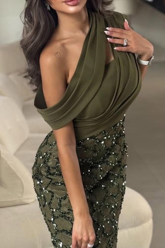 فستان سهرة بتفاصيل لامعة بلون زيتي