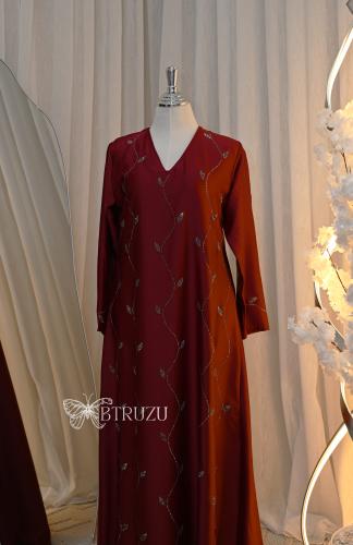 جلابية طويلة بتصميم كسرات مزين بالمعان وبياقة على...