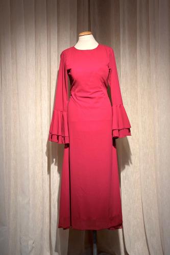 فستان ناعم بتصميم بسيط وبكسرات عند الاكمام