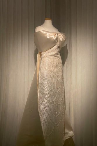 فستان سهرة بدون اكمام مطرز بالفصوص وبذيل وقصة مميز...