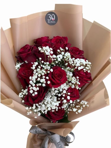 باقة جوري أحمر مع جيبسوفيليا