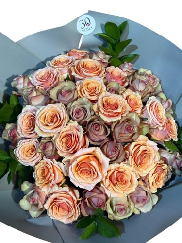 باقة جوري بيج ووردي مع ورق أخضر