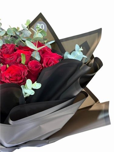 باقة جوري أحمر مع اكيلبتوس