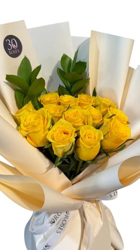 باقة جوري أصفر مع ورق أخضر