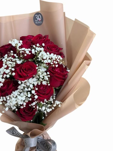 باقة جوري أحمر مع جيبسوفيليا