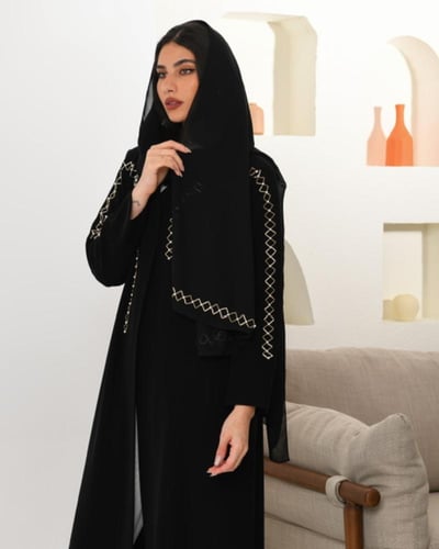 عباية كريب تطريز يدوي مقاس 56(M-L)