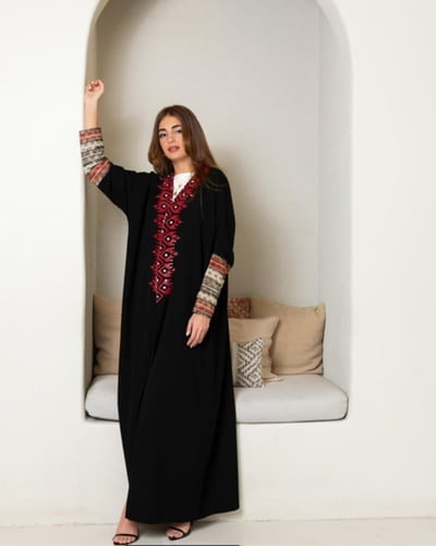 عباية كريب مطرزة