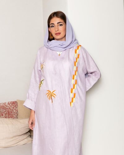 عباية لينن مطرزة بالخيوط والخرز