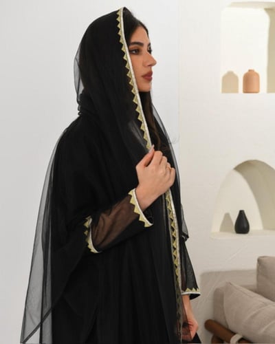 عباية كريب اسود مطرزة اكمام تل