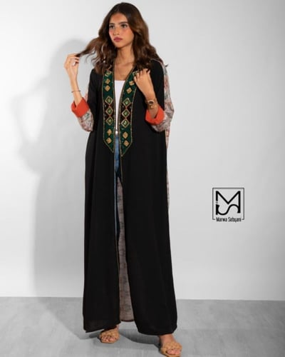 عباية كريب مطرزة