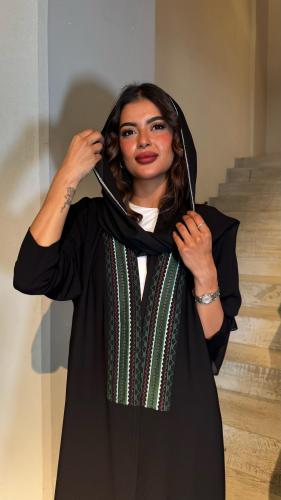 كريب اسود مع قطعه مطرزه بالخيوط