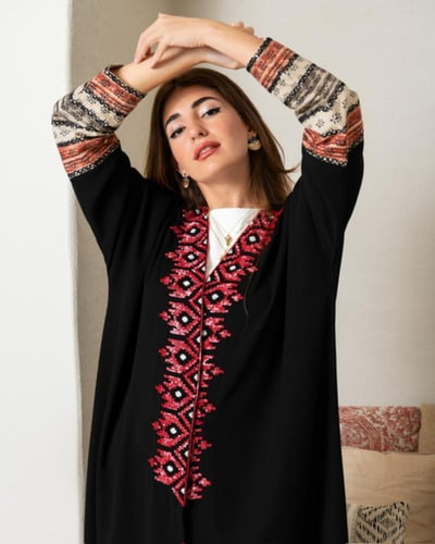 عباية كريب مطرزة