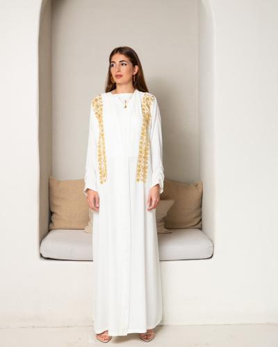 عباية كريب اوف وايت مطرزة بالخرز