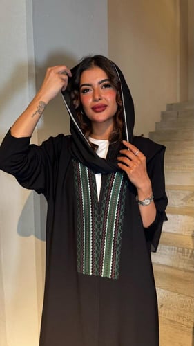 كريب اسود مع قطعه مطرزه بالخيوط