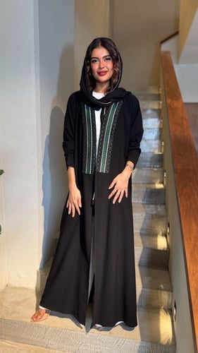 كريب اسود مع قطعه مطرزه بالخيوط