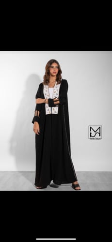 عباية كريب مطرزة