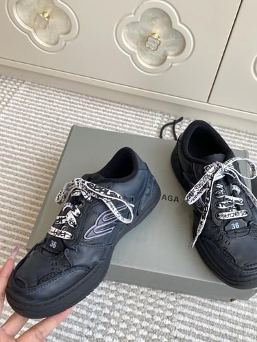 حذاء بالنسياقا