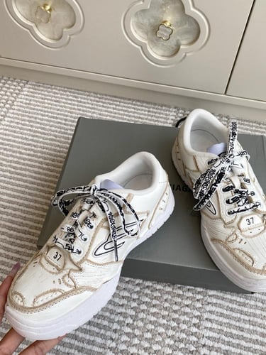 حذاء بالنسياقا