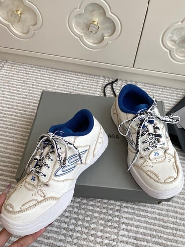 حذاء بالنسياقا