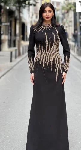 فستان أسود بتطريزات كريستالية ذهبية