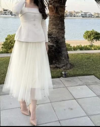 بدلة بيج من قطعتين بتصميم مميز