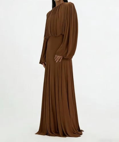 فستان طويل واسع وأنيق بأكمام طويلة