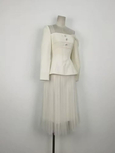 بدلة بيج من قطعتين بتصميم مميز