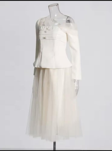 بدلة بيج من قطعتين بتصميم مميز