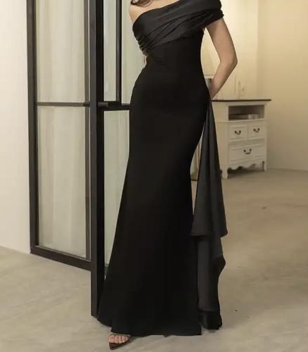 فستان اسود ناعم مع ساتان