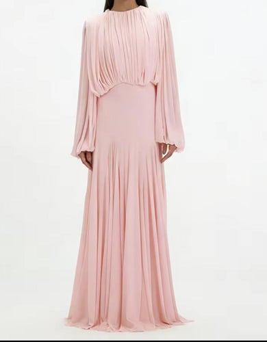 فستان طويل واسع وأنيق بأكمام طويلة