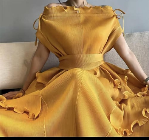 فستان أصفر بتصميم أنيق