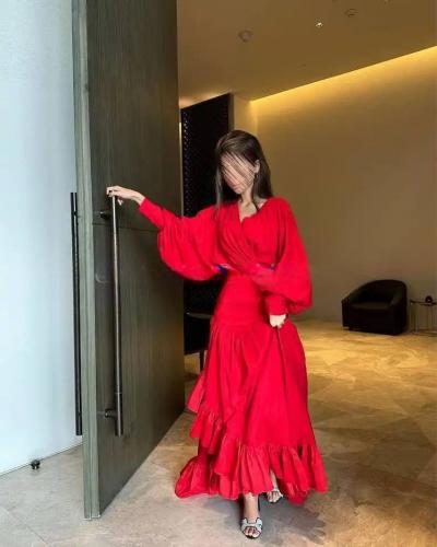 فستان احمر للحفلات بتصميم مميز