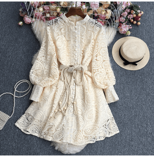 فستان قصير من الدانتيل مع حزام أنيق